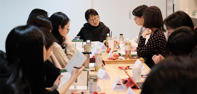 지난해 1월 서울 마포구 ‘클럽 창작과 비평’ 라운지에서 회원들이 황정아 문학평론가와 함께 계간 창작과 비평을 읽은 후 감상을 나누고 있다. 코로나19로 요즘은 온라인 모임을 한다. 창비 제공