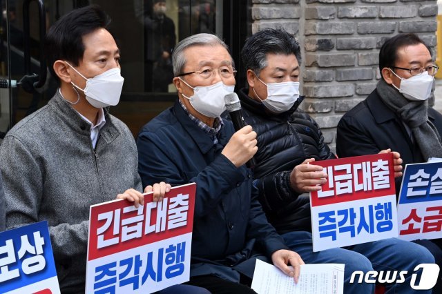 김종인 국민의힘 비상대책위원장과 오세훈 서울시장 후보가 10일 서울 명동을 방문해 상가 관계자들과 간담회를 하고 있다. 2021.3.10/뉴스1 © News1