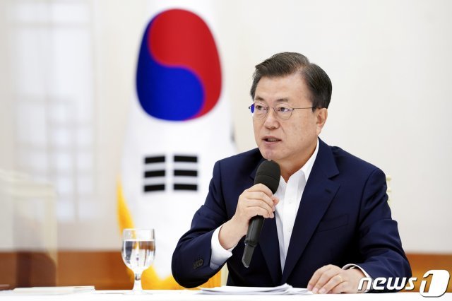 문재인 대통령이 10일 청와대에서 열린 더불어민주당 원내대표단 초청 간담회에 참석해 발언하고 있다. 2021.3.10/뉴스1 © News1