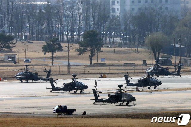 경기도 평택 소재 주한미군 기지 ‘캠프 험프리스’에 계류 중인 미군 헬기들. 2021.3.8 © News1