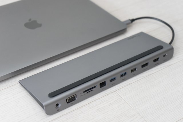 애플 맥북에어와 USB-C 11-in-1 멀티포트 독. 출처=IT동아