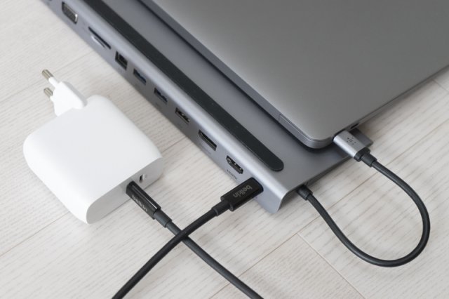 애플 맥북과 연결한 상태, 포트 하나를 할당해 맥북 충전은 물론 오디오, 디스플레이, SD, USB, 랜 포트 등 모든 기능을 활용할 수 있다. 출처=IT동아