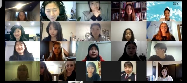 서울 광남고 학생들과 뉴질랜드 ‘넷 엔제트(NET NZ)’ 통신학교 학생들이 민간 화상회의 플랫폼 ‘줌(Zoom)’을 통해 서로의 집을 소개하고 있다. 서울 광남고 제공