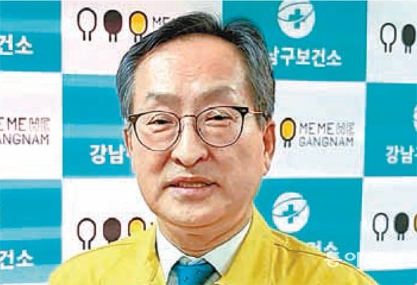 릴레이 백신 접종 후기 동영상에 참여한 의료진. 양오승 서울 강남구보건소장. 이진한 기자 likeday@donga.com