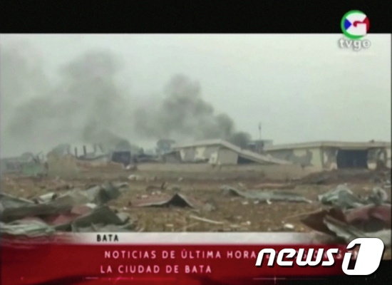 아프리카 적도 기니의 바타 지역의 몬동 콴토마 군 막사의 대폭발 장면을 보여주는 TVGE. © 로이터=뉴스1