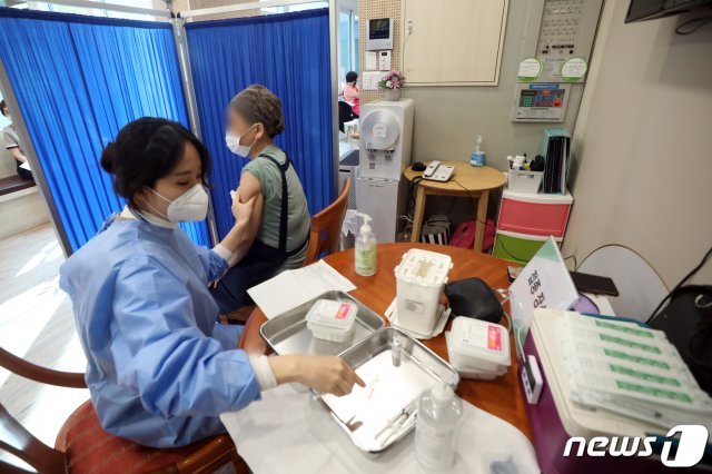 지난 10일 오전 서울 양천구 정다운 요양병원에서 병원 관계자들이 신종 코로나바이러스 감염증(코로나19) 아스트라제네카(AZ) 백신접종을 받고 있다. © News1