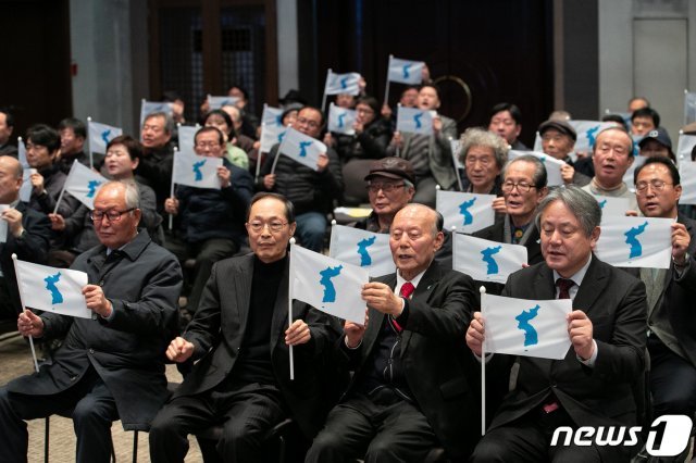 8일 오전 서울 중구 프레스센터 국제회의장에서 열린 6.15남측위 자주와 평화번영, 통일의 새 시대를 여는 2020년 신년회에서 이창복 6.15 남측위 상임대표의장을 비롯한 참석자들이 구호를 외치고 있다. 2020.1.8/뉴스1 © News1