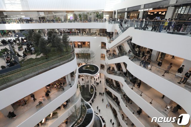 서울 여의도 ‘더현대 서울’에서 시민들이 쇼핑을 즐기고 있다. 2021.2.26/뉴스1 © News1