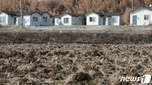 한국토지주택공사(LH) 직원들의 땅 투기 의혹 확산으로 세종시 연서면에 스마트국가산업단지 개발 예정 부지에 대한 전수조사 여론이 높아지고 있다. 10일 세종시 연서면 와촌리 스마트국가산업단지 개발 예정 부지에 조립식 주택이 들어서 있다. 2021.3.10/뉴스1 © News1