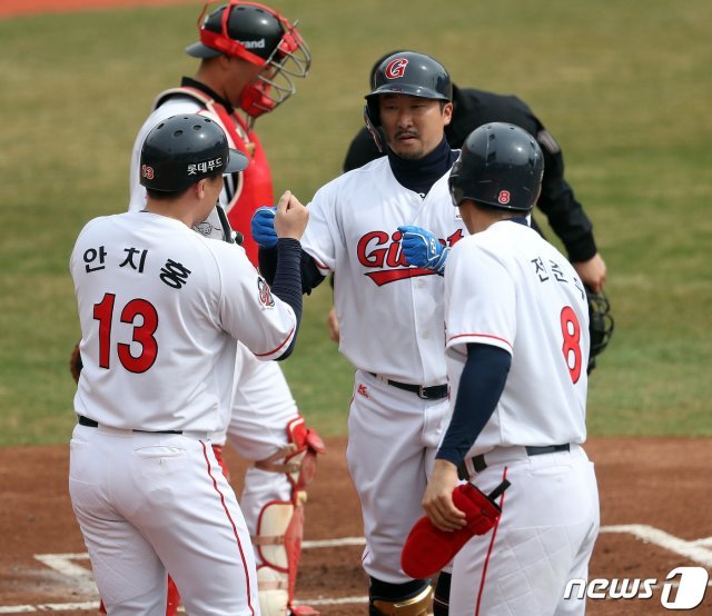 롯데자이언츠 이병규가 11일 오후 부산 사직구장에서 열린 SSG랜더스와의 연습경기에서 1회말 1사 1,2루에서 스리런 홈런을 친 후 안치홍, 전준우의 축하를 받고 있다. 2021.3.11 © News1