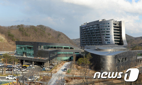한국수력원자력이 10일 새만금이 제기한 부적절한 골프 회종에 대해 유감을 표했다. News1