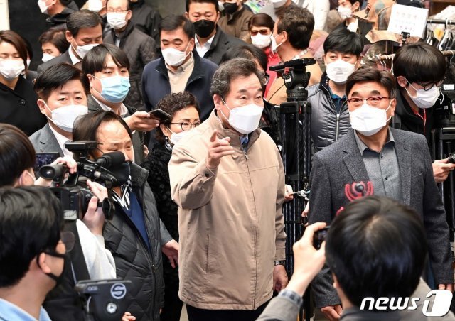 이낙연 더불어민주당 상임선대위원장이 11일 서울 종로구 광장시장을 방문해 신종 코로나바이러스 감염증(코로나19) 여파로 어려워진 상권 현장을 둘러보고 있다. 2021.3.11 © News1 국회사진취재단