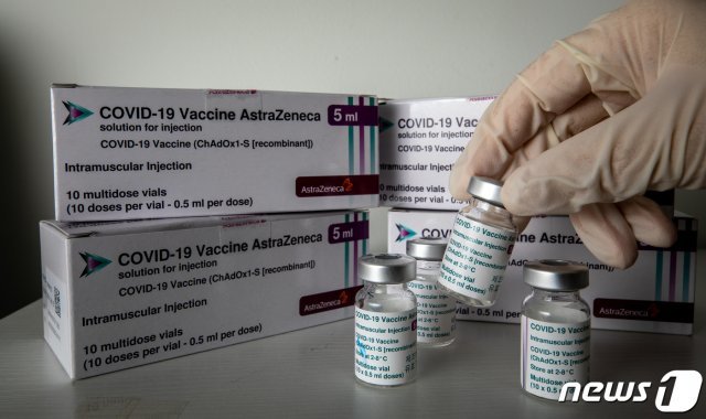 11일 서울 중랑구 보건소에서 한 직원이 접종이 끝난 아스트라제네카(AZ) 백신병을 들어보이고 있다.  2021.3.11/뉴스1 © News1