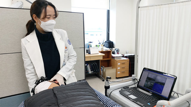 인하대병원 이비인후과 김현지 교수(위)가 이석증 치료법 중 널리 알려진 에플리법을 통해 환자 A 씨(아래)의 눈 움직임을 관찰하며 치료하고 있다. 인하대병원 제공