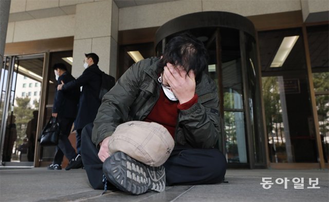 법정 앞 주저앉은 피해자 11일 대법원이 “형제복지원 원장의 특수감금 혐의에 대한 1989년 무죄 판결을 취소해야 
한다”는 검찰총장의 비상상고를 기각하자 법정을 나온 피해자가 “국가가 우리를 또 버렸다” “30년 전 판사들도 똑같은 말을 
했다”며 울먹이고 있다. 정부가 1975∼1987년 부랑자 선도 명목으로 운영했던 형제복지원에서는 고아 등 3200여 명이 감금돼
 가혹 행위를 당했다. 송은석 기자 silverstone@donga.com