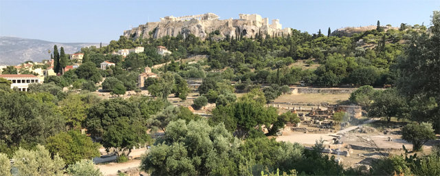 고대 그리스 도시국가에서 아크로폴리스는 방어를 위한 요새였고, 아고라는 의견을 나누는 공론장이었다. 폐허로 남은 아고라와 멀리 뒤쪽으로 보이는 아크로폴리스. 조대호 교수 제공