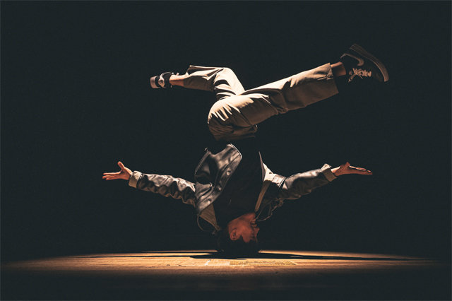 비보이 그룹 ‘라스트포원’의 조성국 대표가 ‘헤드스핀’ 동작을 선보이는 모습. 그는 “과거 한국 비보이들의 압도적인 춤 기술에 세계가 열광했다. 현재는 독창적 안무 해석 능력이 더 강점”이라고 했다. 마포문화재단 제공