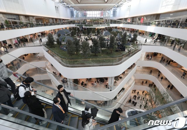 서울 여의도 ‘더현대 서울’에서 시민들이 쇼핑을 즐기고 있다. 2021.2.26 © News1