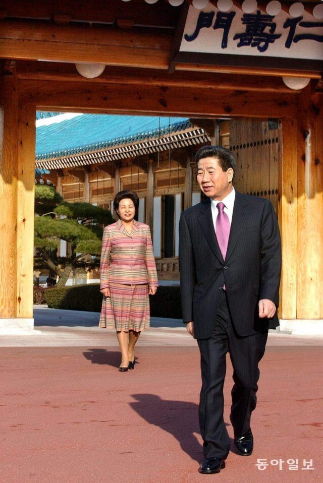 노무현 대통령이 2003년 3월 부인 권양숙 여사의 배웅을 받으며 대통령 관저를 나서고 있다. 동아일보