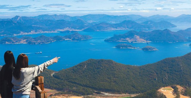 경남 통영 미륵산 정상에 오르면 한산도,비진도, 연화도, 매물도, 사량도 등 다양한 모양의 섬들이 파노라마처럼 펼쳐진다.