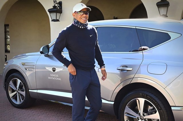 PGA 투어 제네시스 인비테이셔널 주최자인 타이거 우즈가 지난달 대회 기간을 전후해 스폰서인 현대자동차로부터 제공받은 제네시스 GV80 앞에 서 있는 모습. 제네시스 인스타그램
