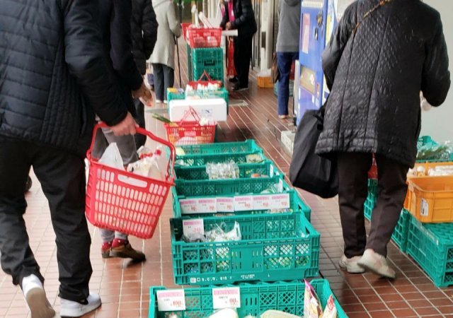 인구가 줄면서 상권도 쇠퇴해 자유롭게 물건을 구할 수 없는 ‘쇼핑 난민’이 늘자 이들을 위한 이동식 상점이 속속 등장하고 있다. 다나카 마사루 히로시마 시의회의원 블로그 캡처