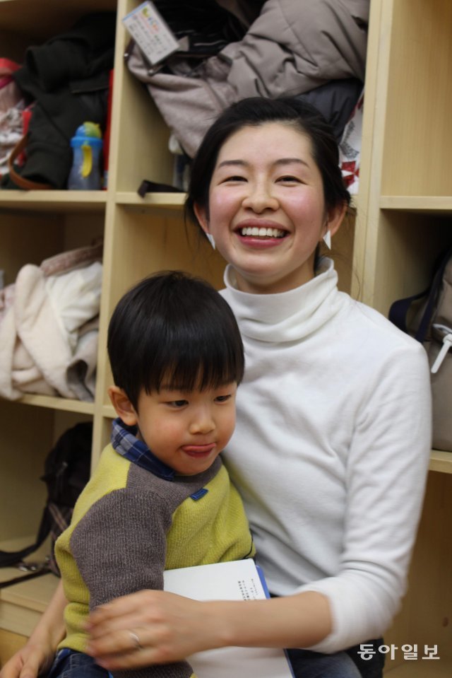 육아 공간 ‘소라마메’에 들른 아키야마 씨. 빈 점포를 개조해 만든 육아공간인 ‘소라마메’에서는 또래 엄마들을 만날 수 있어 즐겁다. 서영아 기자