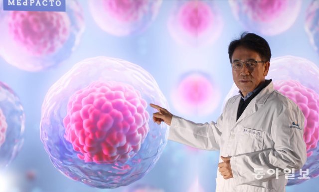 김대표가 이미 성공한 유전자 분석기술을 통해 암세포를 약화시키는 신약 개발과정을 설명하고 있다. 이훈구기자 ufo@donga.com