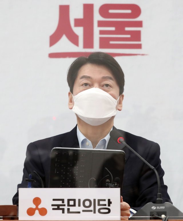 안철수 국민의당 대표가 15일 서울 여의도 국회에서 열린 최고위원회의에서 모두발언을 하고 있다.