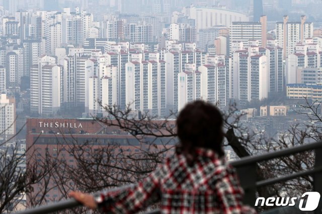 15일 서울 중구 남산에서 바라본 서울 지역 아파트(공동주태) 단지 모습. 2021.3.15/뉴스1 © News1 민경석 기자