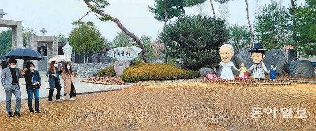 충남 당진시와 한국관광공사 대전충남지사, 자문위원들이 12일 당진 버그내 순례길 구간인 솔뫼성지의 현장답사를 진행하고 있다. 이기진 기자 doyoce@donga.com