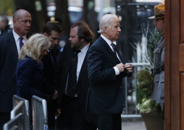 2015년 마리오 쿠오모 전 뉴욕 주지사의 장례식에 서둘러 입장하는 조 바이든 당시 부통령 부부. 뉴욕타임스