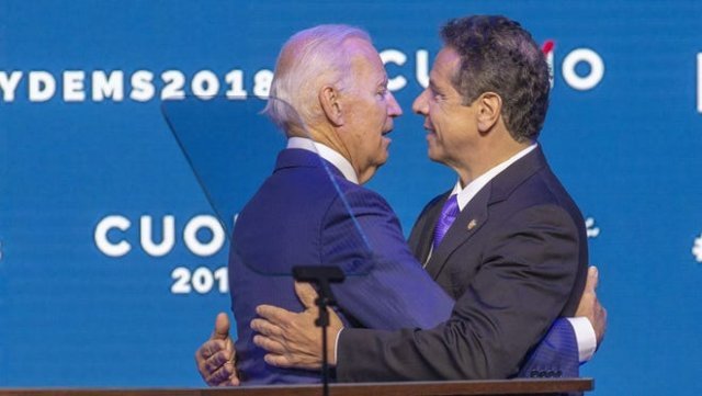 2018년 앤드류 쿠오모 뉴욕 주지사(오른쪽)의 3선 도전 출정식에 찬조 연설자로 나서 포옹하는 조 바이든 전 부통령(왼쪽). 데모크래트앤크로니클