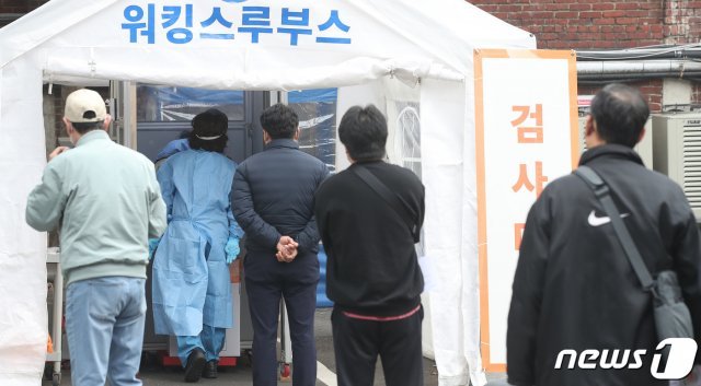 15일 서울 중구 국립중앙의료원 내 해외출국 선별진료소에서 시민들이 코로나19 검사를 기다리고 있다. 2021.3.15/뉴스1 © News1