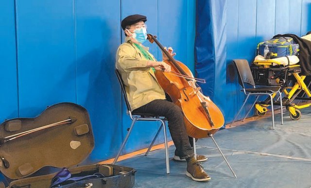 세계적인 첼리스트 요요마가 13일(현지 시간) 미국 북동부
매사추세츠주 피츠필드의 한 체육관에서 코로나19 백신 2차 접종을 받은 후 자신과 마찬가지로 접종을 받은 사람들을 위해 15분간 즉흥 연주를 해 큰 감동을 안겼다. 피츠필드=AP 뉴시스