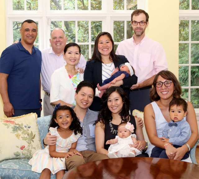 래리 호건 미국 메릴랜드 주지사(뒷줄 왼쪽에서 두 번째)가 11일 트위터에 올린 가족사진. 사진 출처 래리 호건 주지사 트위터