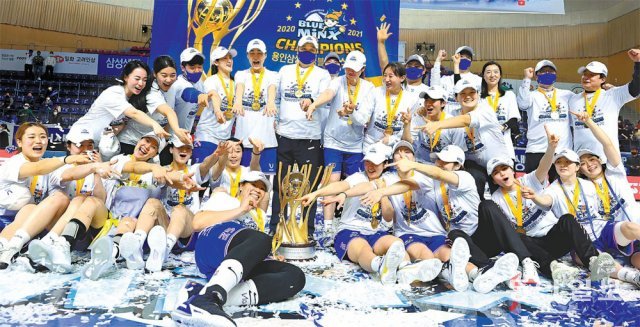 “당연히 김한별” 여자프로농구 삼성생명이 15일 용인실내체육관에서 열린 챔피언결정전 5차전에서 KB스타즈를 74-57로 꺾고 3승 2패로 챔피언에 올랐다. 2006년 여름리그 우승 이후 15년 만의 우승이자 정규리그 승률 5할 미만 팀의 첫 챔피언결정전 우승이다. 우승 뒤 펼쳐진 축하 세리머니에서 선수들이 챔피언결정전 최우수선수(MVP)로 선정된 김한별(앞)을 손으로 가리키며 환하게 웃고 있다. 용인=김민성 스포츠동아기자 marineboy@donga.com