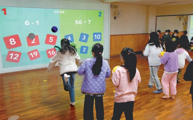 10일 오전 서울 노원구 청계초등학교의 다목적 교실 ‘꿈누리실’에서 학생들이 가상현실(VR) 스포츠 장비를 이용해 수학 공부를 하고 있다. 서울 노원구 제공