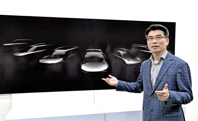 송호성 기아 사장이 향후 기아에서 출시될 전용 전기차 ‘EV 시리즈’의 스케치를 소개하고 있다. 기아 제공