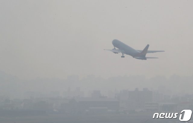 제주국제공항에서 한 항공기가 미세먼지를 헤치며 이륙하고 있다.2020.2.11 © News1