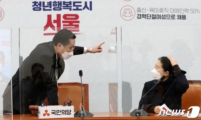 권은희 국민의당 원내대표(오른쪽)와 이태규 의원이 15일 서울 여의도 국회에서 열린 최고위원회의에서 대화를 나누고 있다. 2021.3.15/뉴스1 © News1