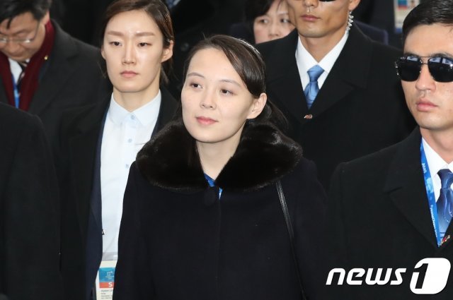 김정은의 여동생 김여정이 9일 오후 KTX를 타고 강원도 평창군 진부역에 도착해 이동하고 있다. 김여정은 2박3일간 한국에 체류하며 평창동계올림픽 개막식을 참관하고 청와대에서 문재인 대통령을 접견한다. 2018.2.9 © News1