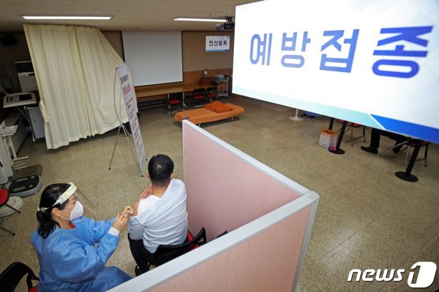 16일 오전 광주 동구청 보건소 2층에서 백신 접종 1차 대응요원으로 분류된 구청 공무원 등이 코로나19 아스트라제네카(AZ) 백신 접종을 받고 있다. 2021.3.16/뉴스1 © News1