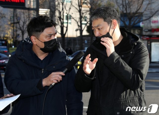 연예기자 출신 유튜버 김용호 씨(오른쪽)의 모습. 뉴스1