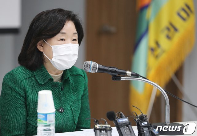 심상정 정의당 의원이 15일 오후 제주 서귀포시 성산읍 신산리마을회관에서 제주 제2공항 반대대책 위원회와 간담회를 진행하고 있다.2021.3.15/뉴스1 © News1