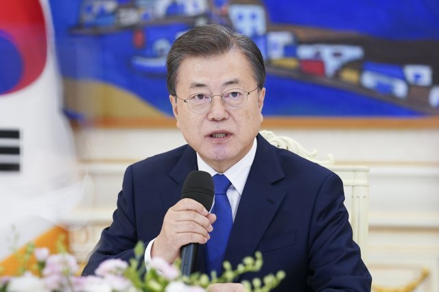 문재인 대통령이 16일 오후 청와대 본관에서 ‘한-중남미 디지털 협력 포럼’에 참석하는 중남미 4개국(브라질 코스타리카 콜롬비아 과테말라) 장관을 접견하고 있다. 뉴스1