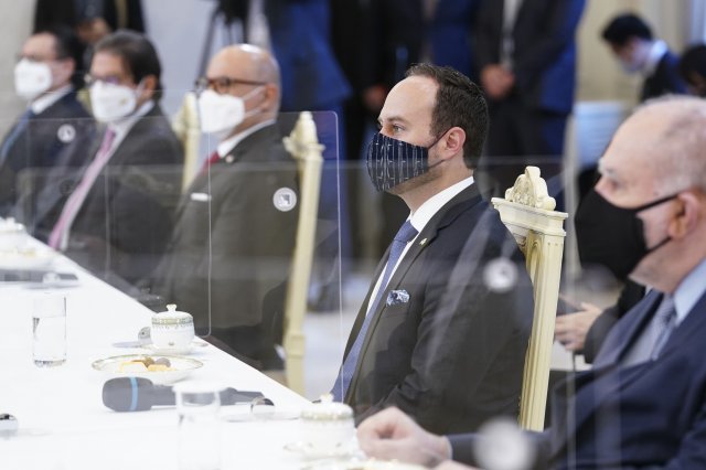 오른쪽부터 루이스 로페스 주한브라질대사, 페드로 브롤로 과테말라 외교부 장관, 로돌포 솔라노 코스타리카 외교부 장관, 로돌포 나바로 콜롬비아 농업농촌개발부 장관이 16일 오후 청와대 본관에서 문재인 대통령의 인사말을 듣고 있다. 뉴스1