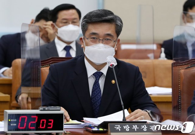 서욱 국방부 장관이 16일 서울 여의도 국회에서 열린 국방위원회 전체회의에 출석해 의원 질의에 답변하고 있다. 2021.3.16/뉴스1 © News1