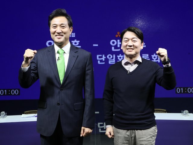 오세훈 국민의힘 서울시장 후보(왼쪽)와 안철수 국민의당 서울시장 후보가 15일 오후 서울 영등포 더플러스 스튜디오에서 채널A 주관으로 열린 후보 단일화 TV토론회에 앞서 포토타임을 갖고 있다.  사진공동취재단