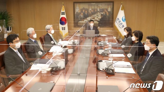 이주열 한국은행 총재가 지난달 25일 서울 중구 한국은행에서 열린 금융통화위원회 본회의를 주재하고 있다. 한국은행 금융통화위원회는 이날 기준금리를 현행 연 0.50%로 동결했다. (한국은행 제공) 2021.2.25